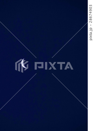 円弧状の月（Moon in the Night, Crescent Moon） 28674903