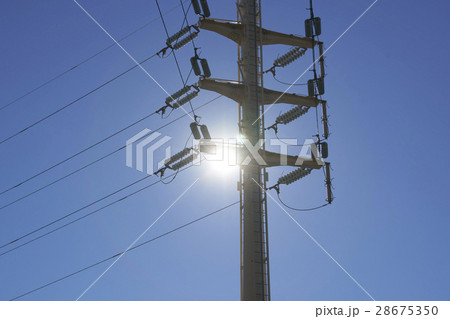 送電線と青い空 28675350
