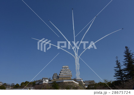 姫路城とブルーインパルス 28675724