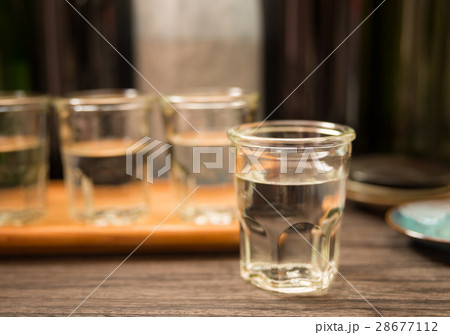 飲み比べ　利き酒　日本酒　居酒屋　アルコール 28677112