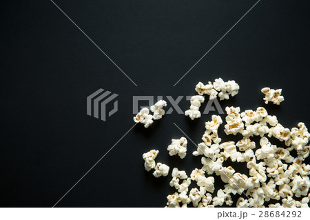 The salty popcorn. 28684292