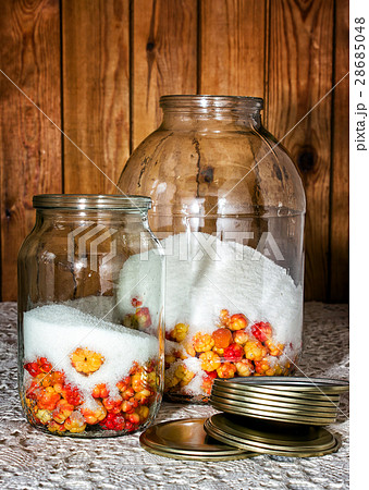 Preparation cloudberry compote 28685048