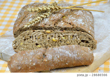 Sliced Dark Bread 28686566