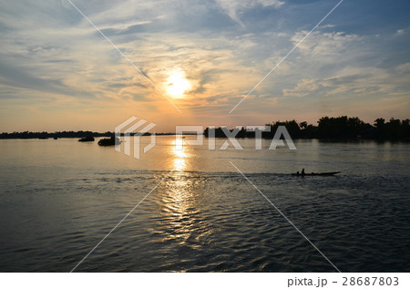 ラオスのシーパンドン　デット島の美しい夕日　メコン川と川を行き交うボート　 28687803