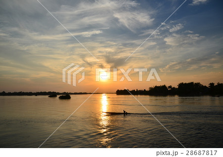 ラオスのシーパンドン　デット島の美しい夕日　メコン川と川を行き交うボート　 28687817