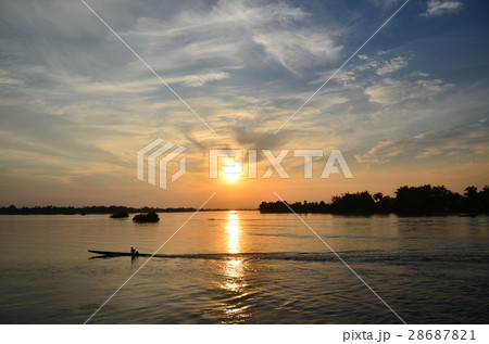 ラオスのシーパンドン　デット島の美しい夕日　メコン川と川を行き交うボート　 28687821