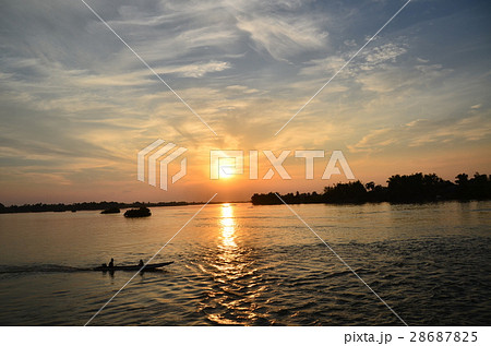ラオスのシーパンドン　デット島の美しい夕日　メコン川と川を行き交うボート　 28687825