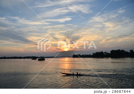 ラオスのシーパンドン　デット島の美しい夕日　メコン川と川を行き交うボート　 28687844