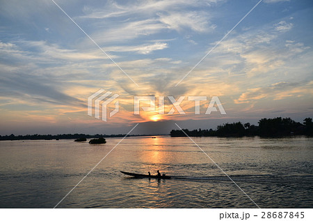 ラオスのシーパンドン　デット島の美しい夕日　メコン川と川を行き交うボート　 28687845
