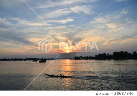 ラオスのシーパンドン　デット島の美しい夕日　メコン川と川を行き交うボート　 28687846