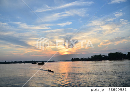 ラオスのシーパンドン デット島の美しい夕日 メコン川と川を行き交うボート ラオスのシーパンドン デット島の美しい夕日 メコン川と川を行き交うボート 28690981