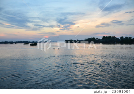ラオスのシーパンドン デット島の美しい夕日 メコン川と川を行き交うボート ラオスのシーパンドン デット島の美しい夕日 メコン川と川を行き交うボート 28691004