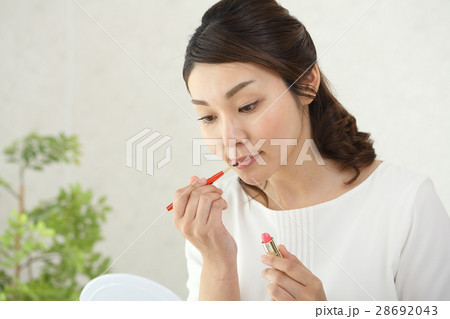 お化粧をする女性 お化粧をする女性 28692043