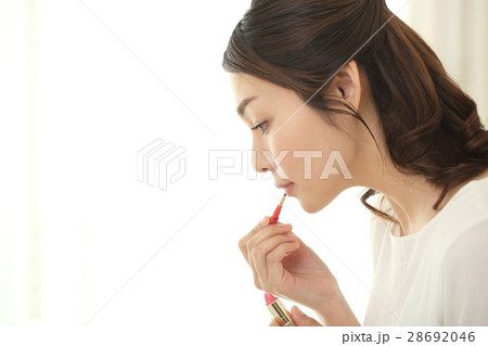 お化粧をする女性 お化粧をする女性 28692046