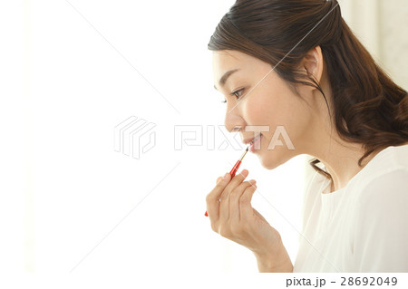 お化粧をする女性 お化粧をする女性 28692049