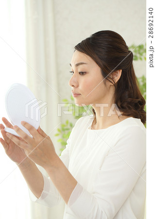 鏡を見る女性 鏡を見る女性 28692140