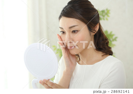 鏡を見る女性 28692141