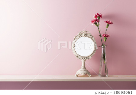 ピンクの壁と棚のイメージ 28693061