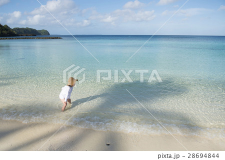 海で遊ぶ子供 28694844