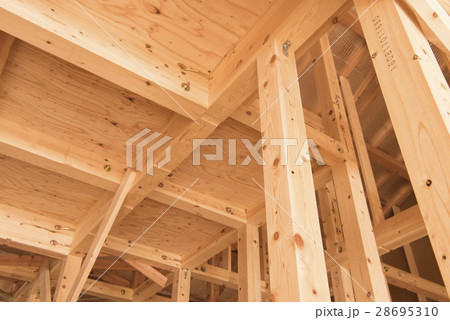 建築中の木造一戸建て住宅 28695310