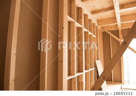 建築中の木造一戸建て住宅 28695313