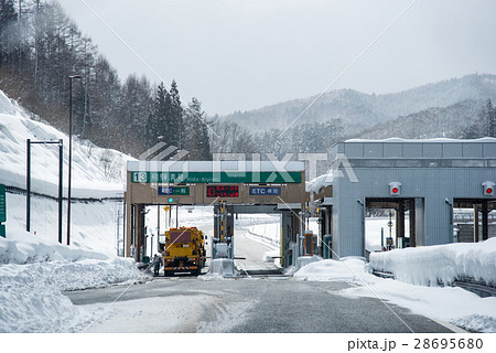 飛騨清見インターを通過する除雪車 雪道走行 飛騨清見インターを通過する除雪車 雪道走行 28695680