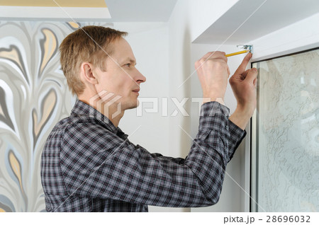 Installing wooden jalousie. 28696032