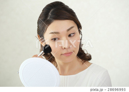 チークを塗る女性 28696993