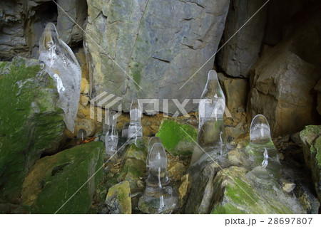 遠野市　仙人観音窟の氷柱 28697807