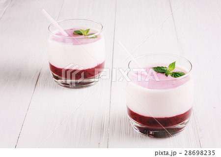 Berry smoothie with yogurt Berry smoothie with yogurt 28698235