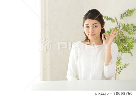 オッケーをするミドル女性 オッケーをするミドル女性 28698766