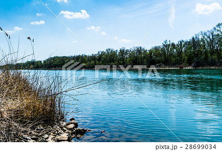 Slh glare on the water 28699034