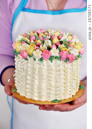 Cake in the hands 28706571