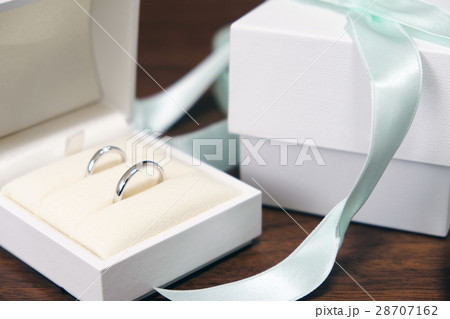 机の上に置かれた結婚指輪 28707162