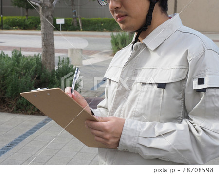 資料を確認する現場監督 28708598