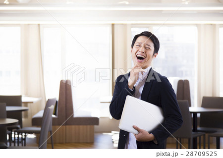 オフィスカジュアルのビジネスマン オフィスカジュアルのビジネスマン 28709525