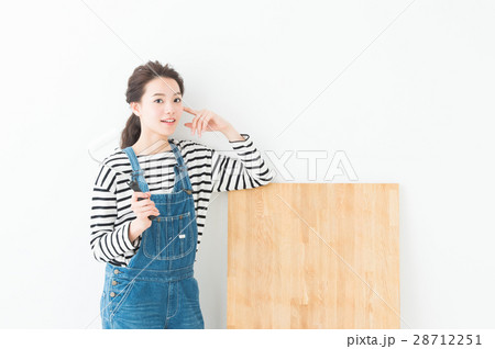 オーバーオールを着た女性　DIY 28712251