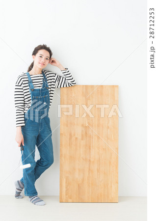 オーバーオールを着た女性　DIY 28712253