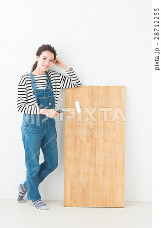 オーバーオールを着た女性　DIY 28712255