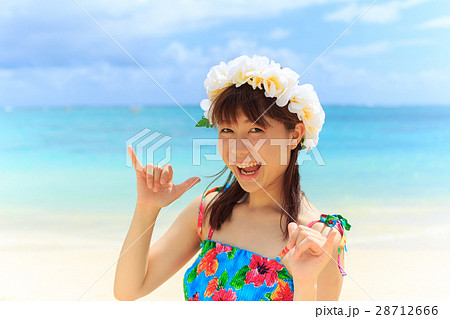 海で笑顔の女性の写真素材 [28712666] - PIXTA