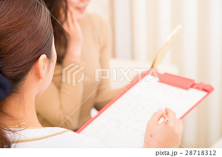 エステサロン 問診票に記入 アンケート カウンセリング 女性 エステサロン 問診票に記入 アンケート カウンセリング 女性 28718312