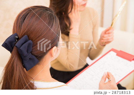 エステサロン 問診票に記入 アンケート カウンセリング 女性 エステサロン 問診票に記入 アンケート カウンセリング 女性 28718313