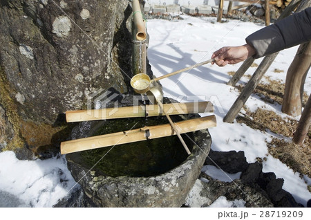 富士山の雪どけ水 28719209