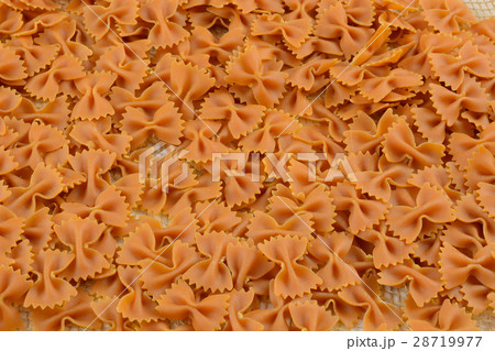 Dry uncooked squash and carrot bow tie pasta Dry uncooked squash and carrot bow tie pasta 28719977