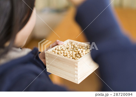 節分イメージ（子ども 豆まき） 28720094