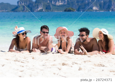 Young People Group On Beach Summer Vacation, Happy Young People Group On Beach Summer Vacation, Happy 28724371