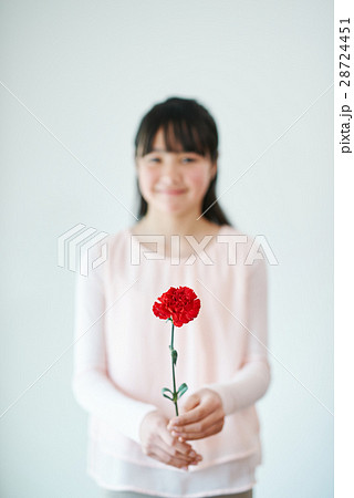 花を持つ少女の写真素材