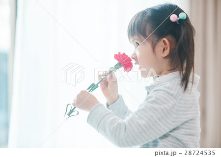 花を持つ女の子・幼児 28724535