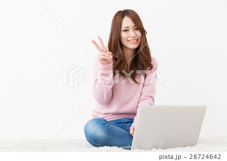 部屋でパソコンを見る女性 部屋でパソコンを見る女性 28724642