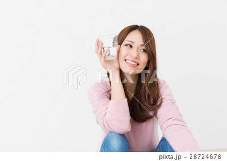 水を飲む女性 水を飲む女性 28724678